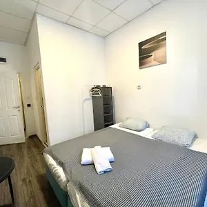 Aradi With Private Bathroom In The Centre , Budapest Ungheria